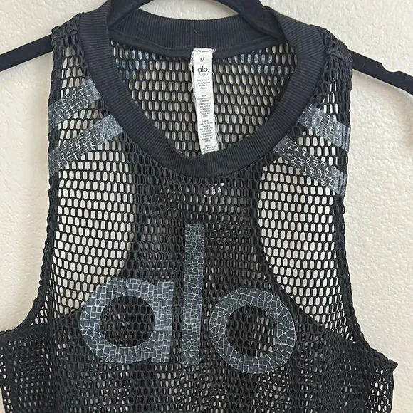 ALO Yoga Black Sleeveless Muscle Tee Crop - Picture 4 of 5